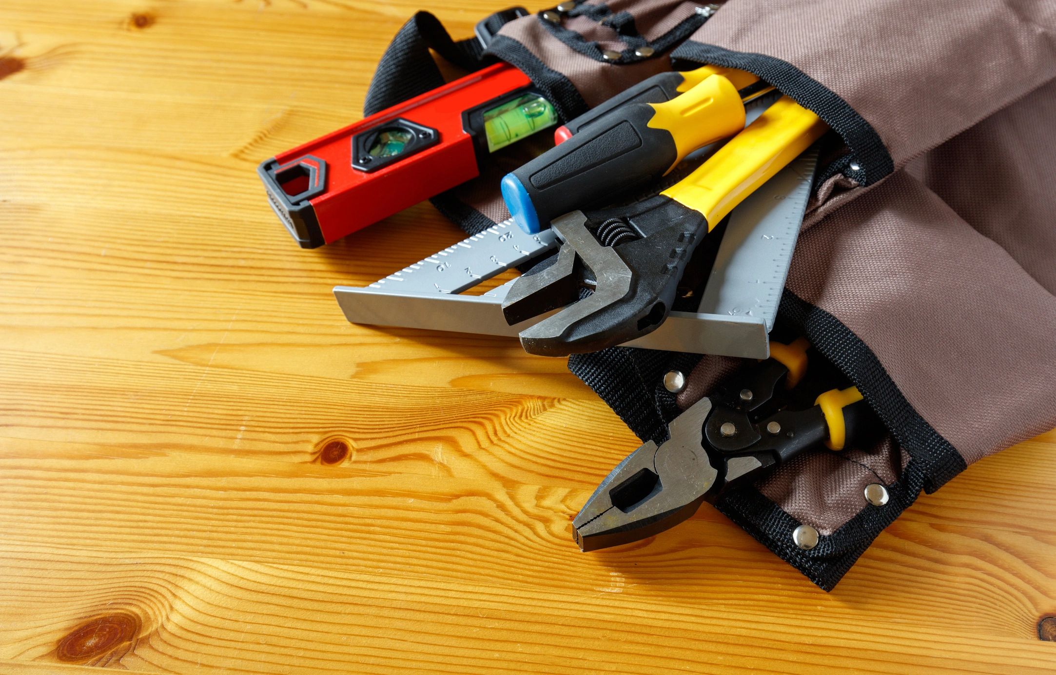 Tool accessories and components arranged on a work surface